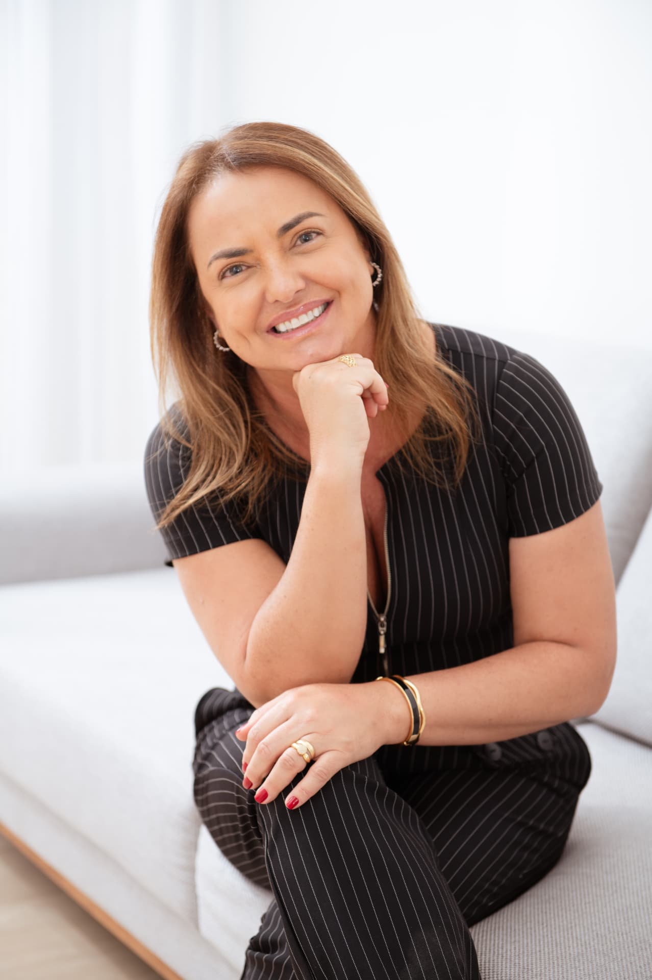 Flávia Alvim sorrindo durante ensaio profissional